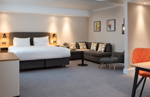 Holiday Inn Bolton bedroom'